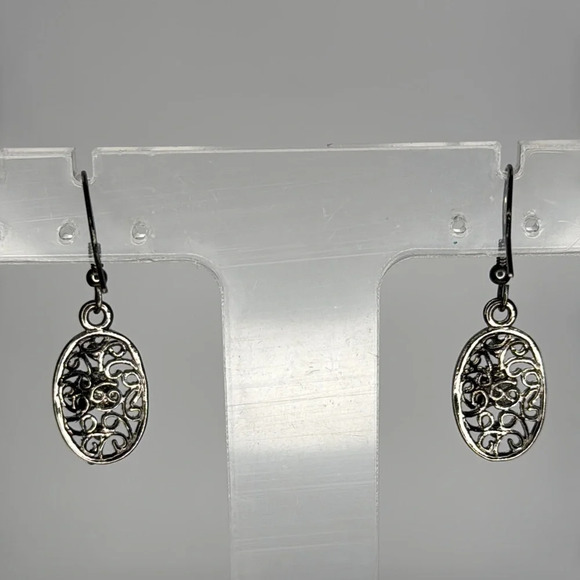 Timeless Silver Dangle Earrings with Vintage Charm - Picture 4 of 5